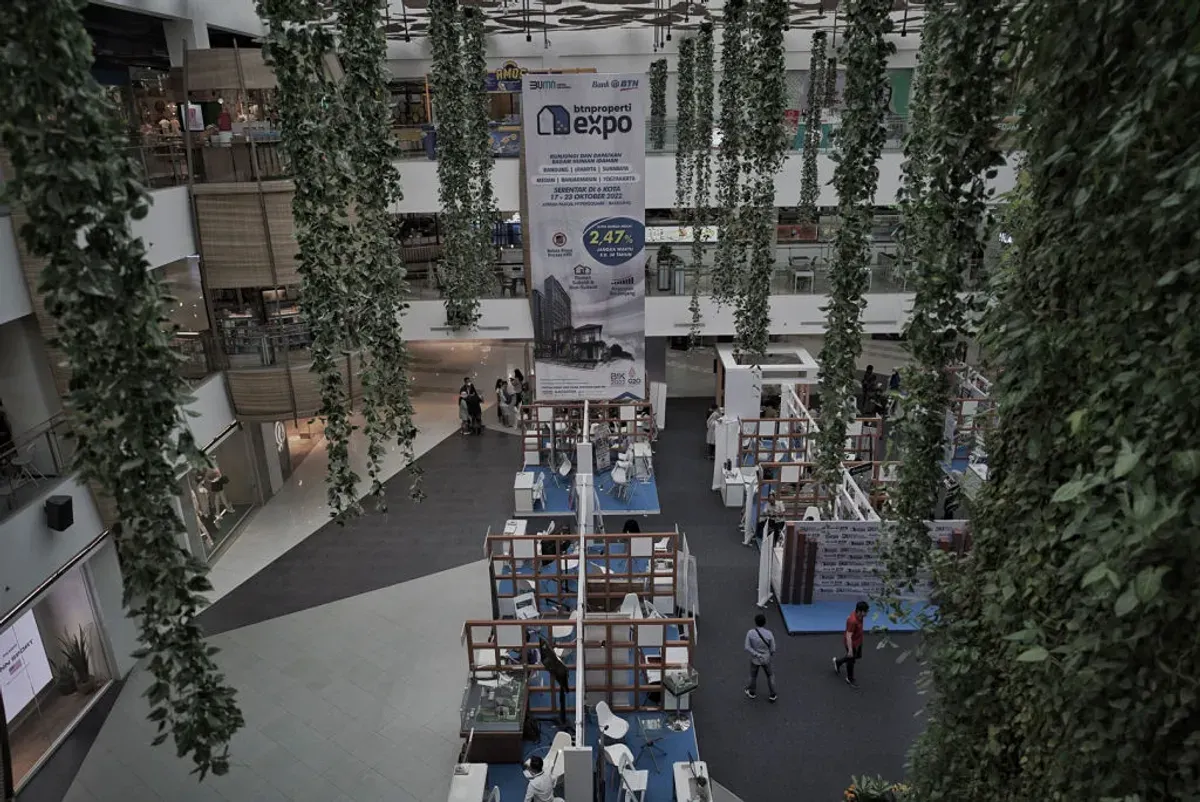 Ilustrasi. Mall di Bandung tidak lagi sekadar menjadi ruang transaksi, melainkan telah bertransformasi menjadi destinasi pengalaman yang menyatukan belanja, hiburan, kuliner, dan interaksi sosial. (Sumber: Ayobandung.id | Foto: Kavin Faza)