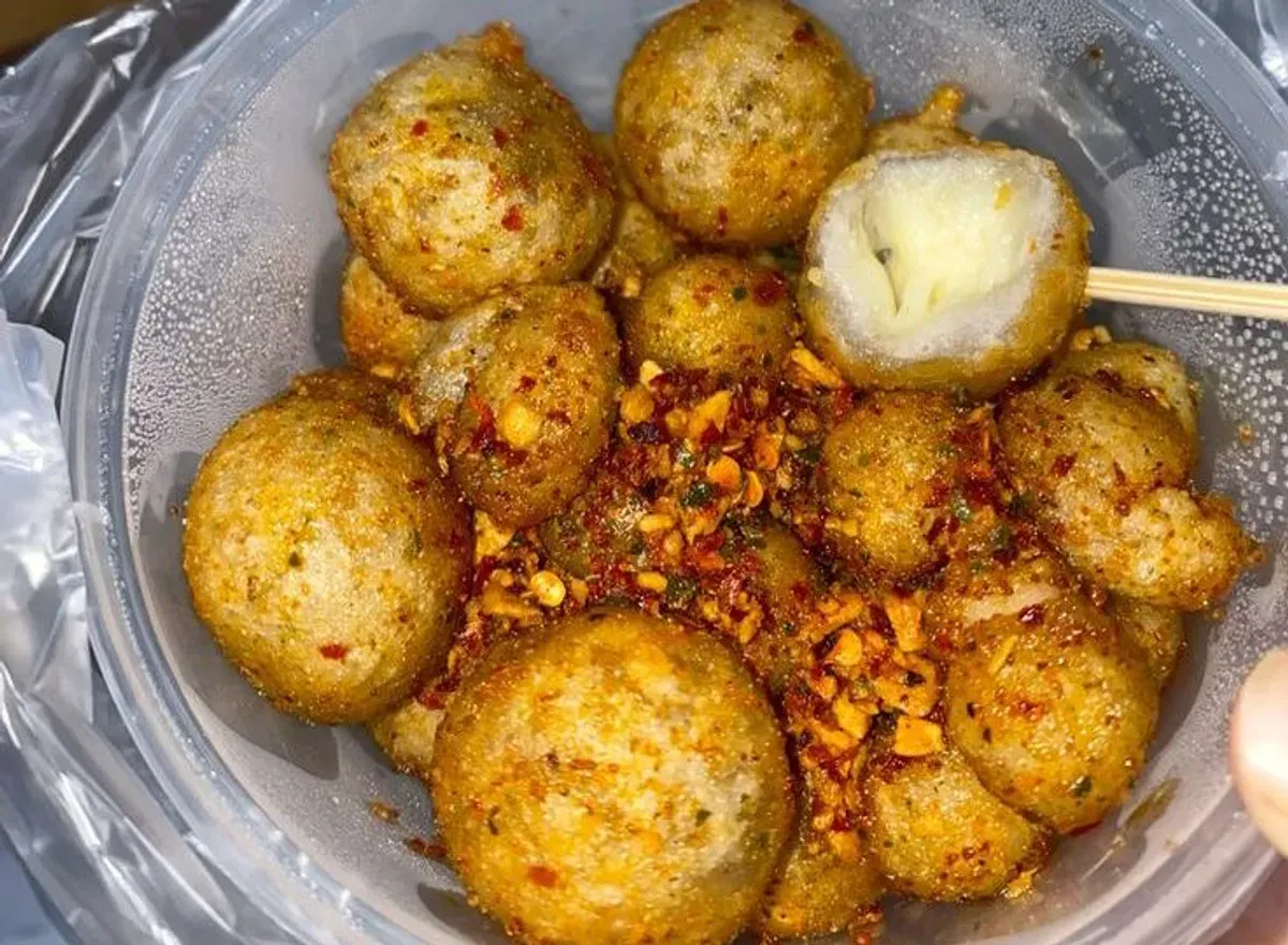 Di beberapa pinggiran jalan Bandung, ada satu jajanan kaki lima yang hampir tak pernah sepi pembeli yaitu Cimol Bojot Aa. (Sumber: Dokumentasi Penulis).