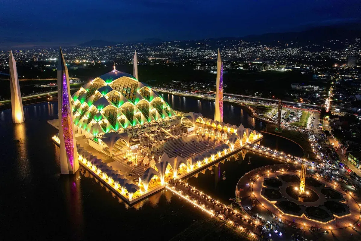 Masjid Raya Al-Jabbar sebagai salah satu ikon Islam di Kota Bandung. (Sumber: Pexels/kevin yung)