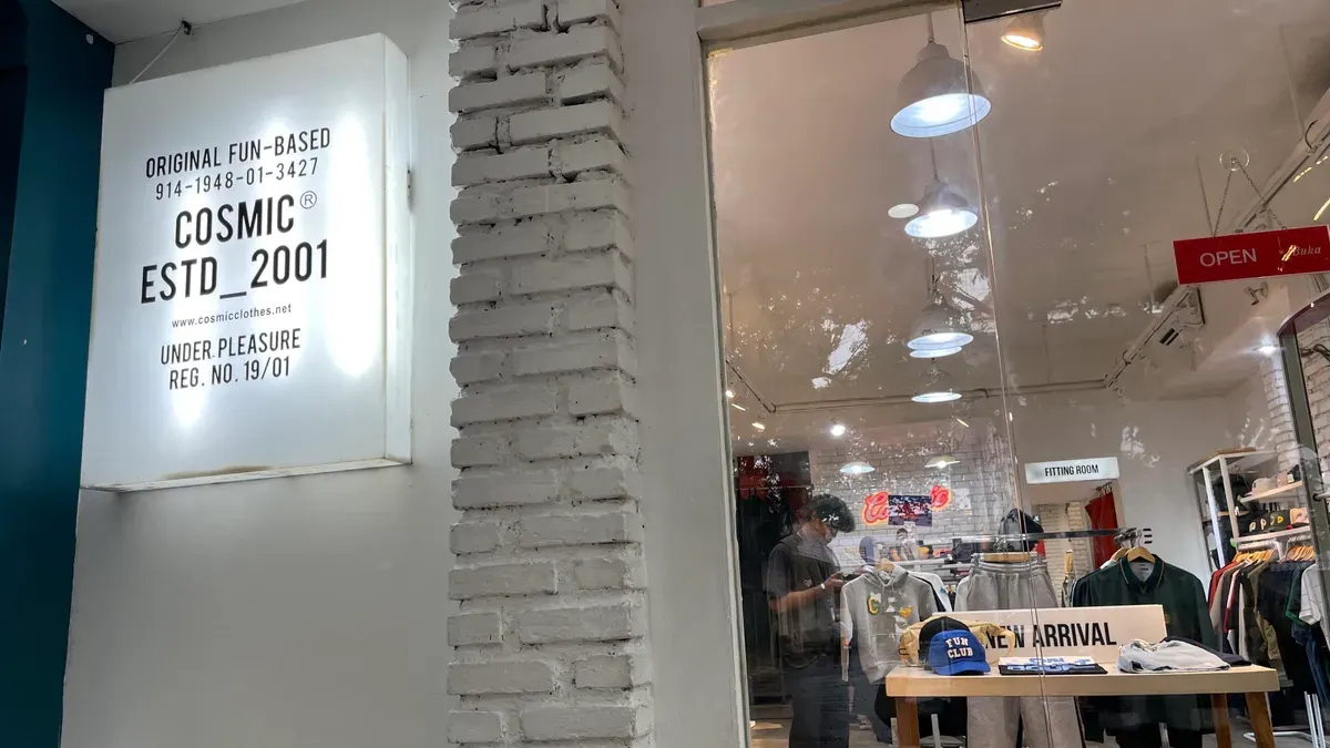 Bangunan bergaya modern ini menjadi identitas kuat gerai fashion lokal di Jalan Trunojoyo No. 30, Kota Bandung, pada Sabtu (29/10/2025). (Sumber: Bunga Citra Kemalasari)