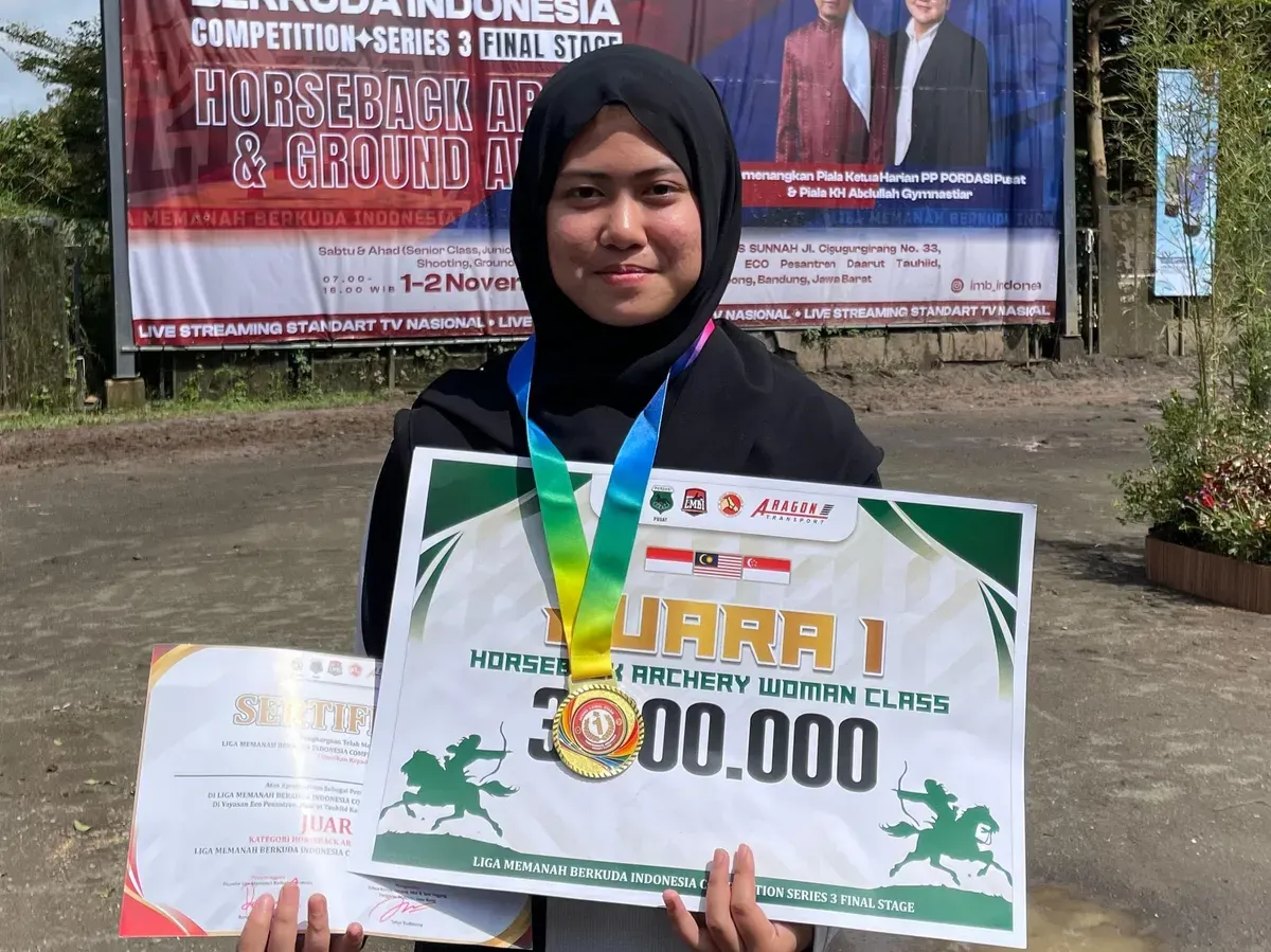 Putri Rizky Ayasha Humaira di Liga Memanah Berkuda Indonesia Series 3 Final Stage 2025 (Sumber: Humas SMA Daarut Tauhiid Boarding School Putri Bandung)
