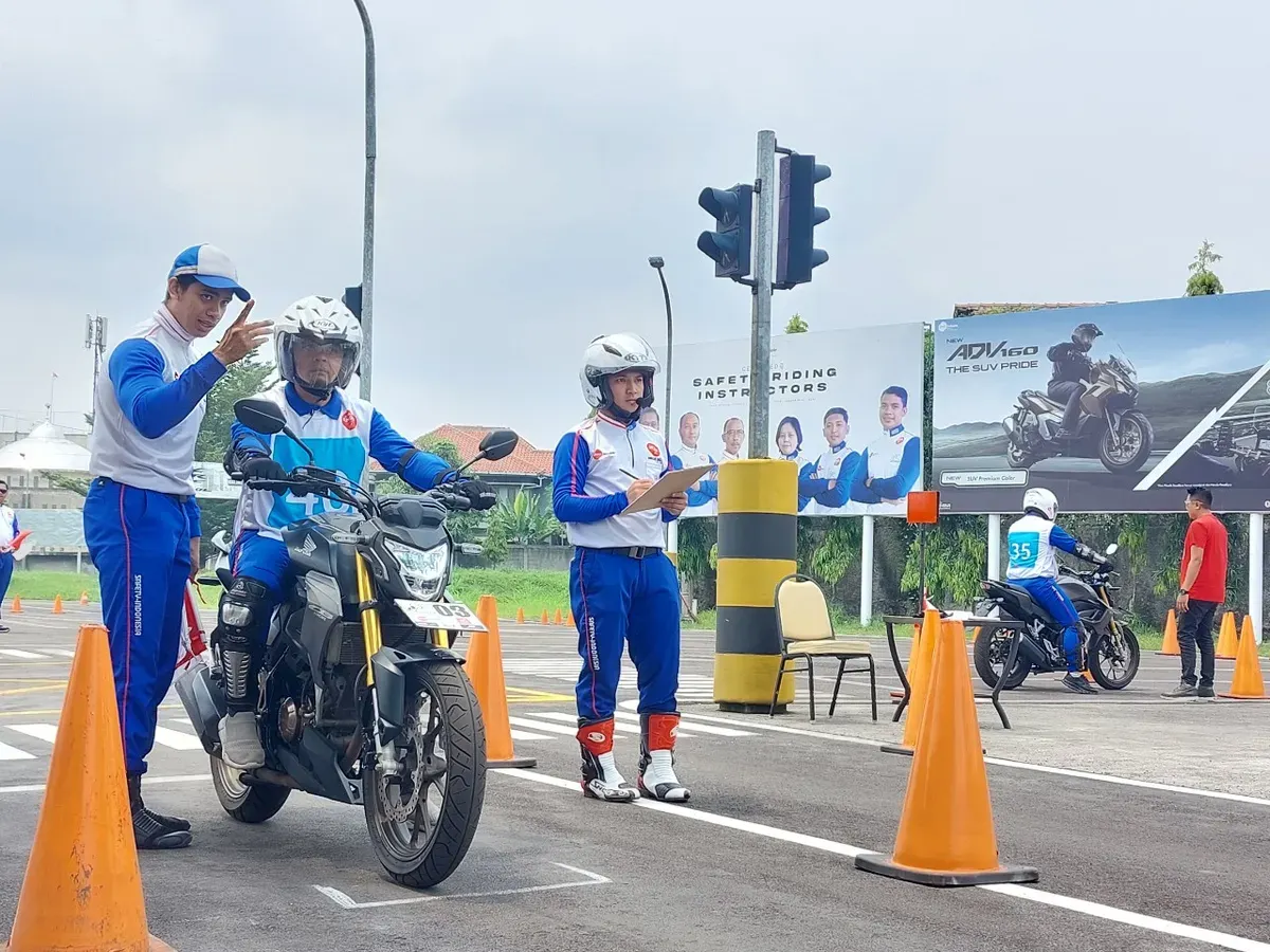 Ilustrasi. Keselamatan berkendara di Bandung kini bukan lagi sekadar kampanye, melainkan sebuah kesadaran yang perlahan tumbuh menjadi budaya. (Sumber: Ayobandung.id | Foto: Eneng Reni Nuraisyah Jamil)