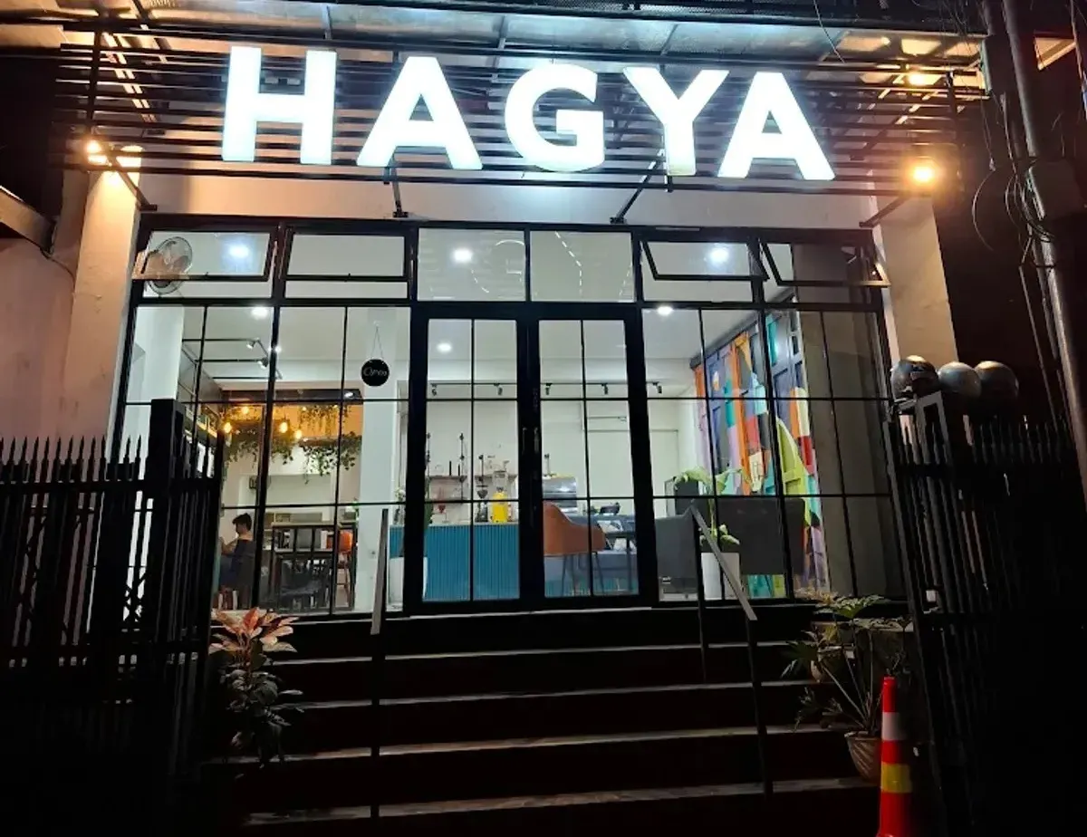 Tampak depan Hagya Coffee & Roastery di Bandung pada Minggu (02/11/2025). (Sumber: Dokumentasi Penulis | Foto: Iwan Fauzi)