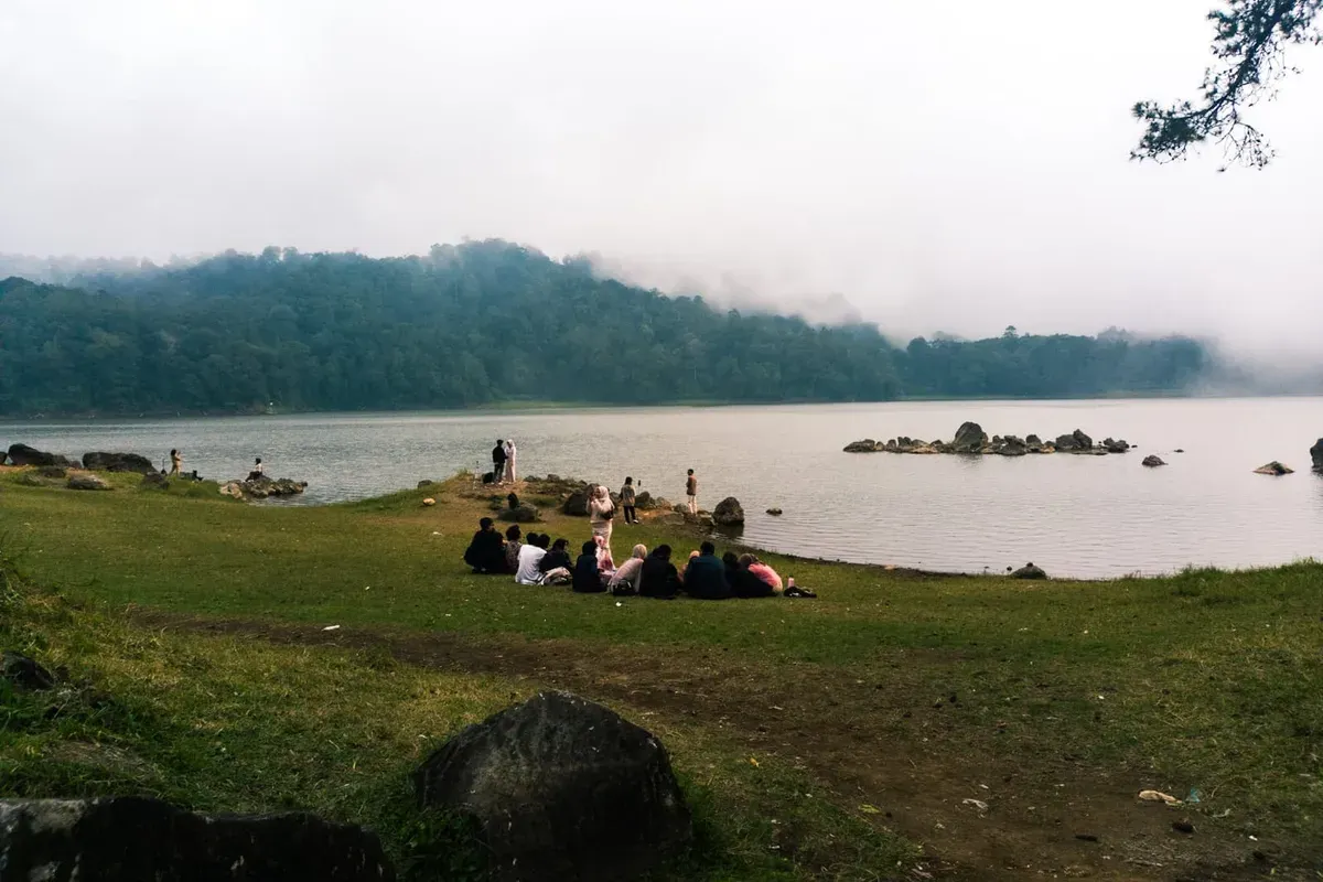 Situ Patenggang di kawasan Ciwidey, Kabupaten Bandung, menyajikan suasana danau yang tenang di tengah udara sejuk pegunungan (Sumber: Dok. Pribadi | Foto: Dok. Pribadi)