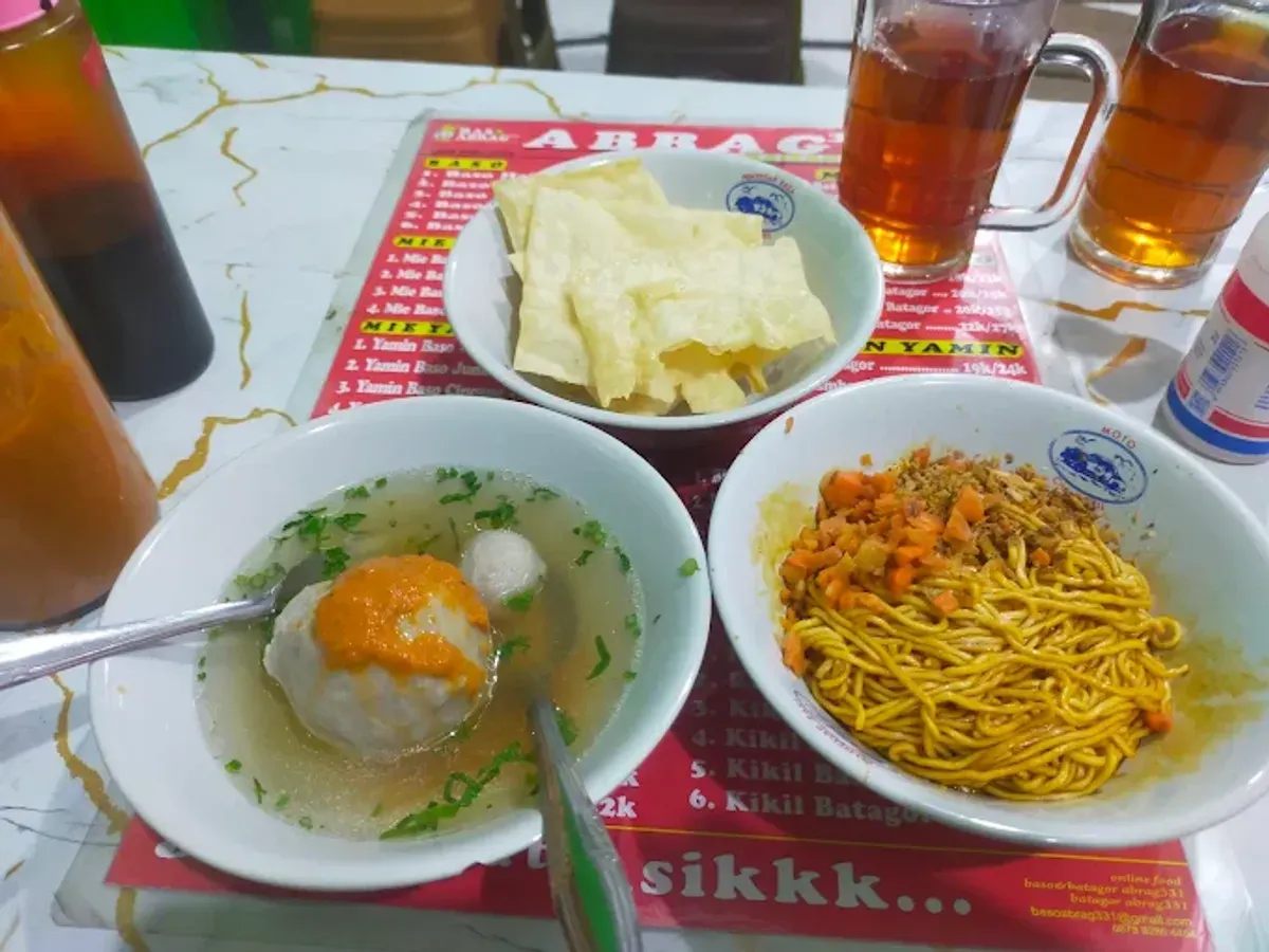 Selain menyediakan mi bakso, kedai bakso “Abrag” pusat menyediakan batagor, dan minuman es campur. (Sumber: Ulasan Google oleh Fitrie)
