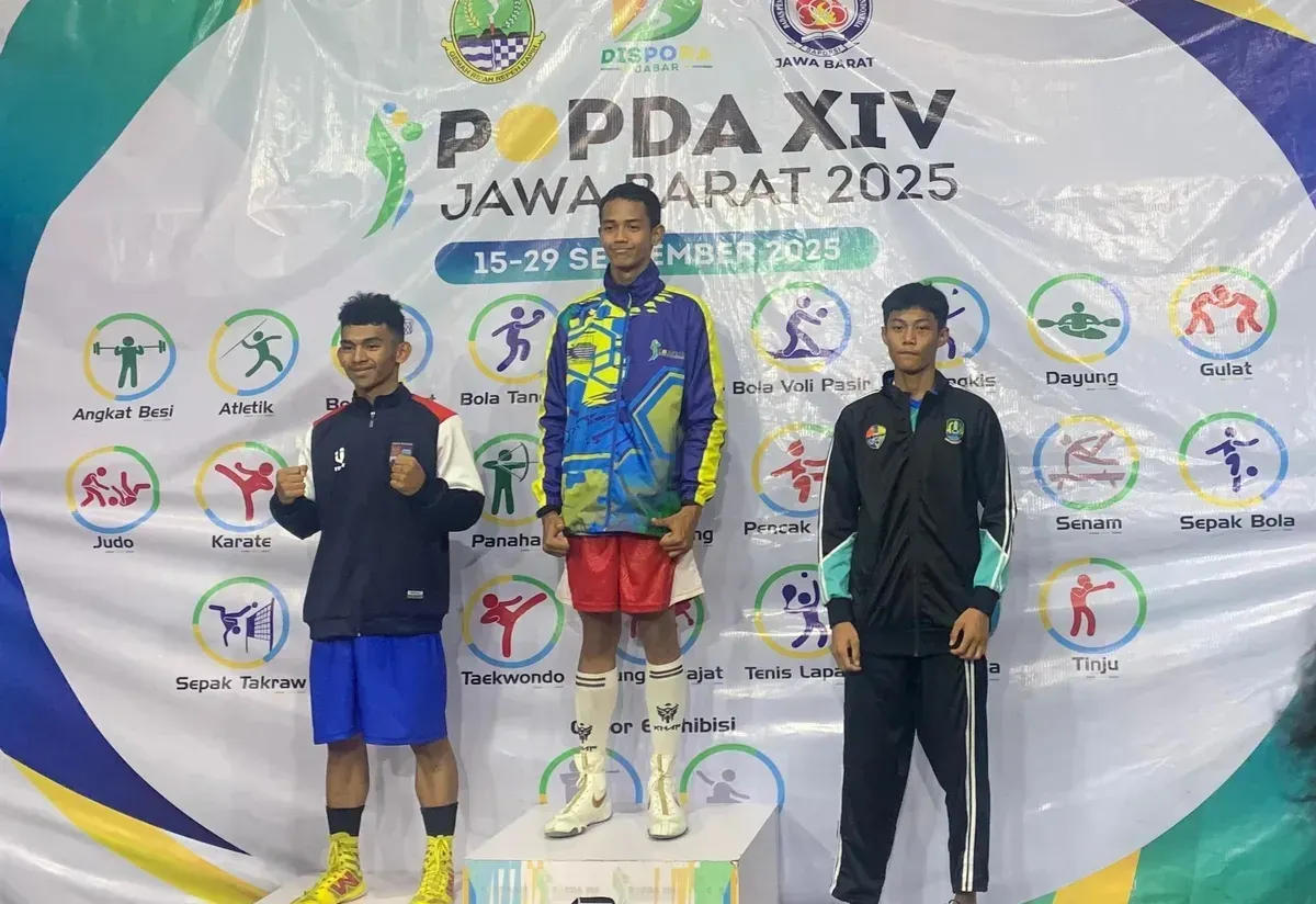 Bersama kedua lawannya yang tangguh, Haikal naik podium. (Sumber: Dokumentasi Penulis | Foto: Yogi Esa Sukma N.)