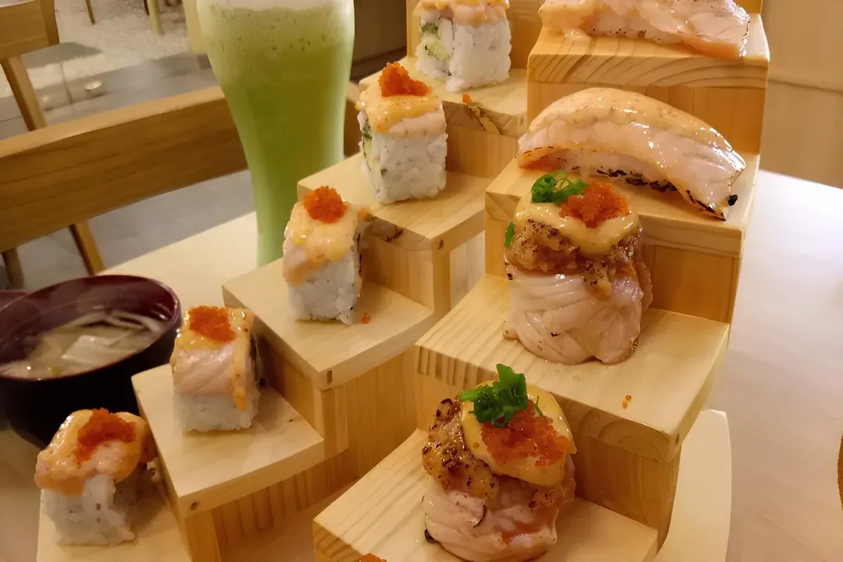 Dari sushi roll sederhana hingga foie gras premium, pilihan menu Jepang kini hadir di berbagai penjuru kota, membentuk lanskap gastronomi yang semakin beragam. (Sumber: Ayobandung.id | Foto: Eneng Reni Nuraisyah Jamil)