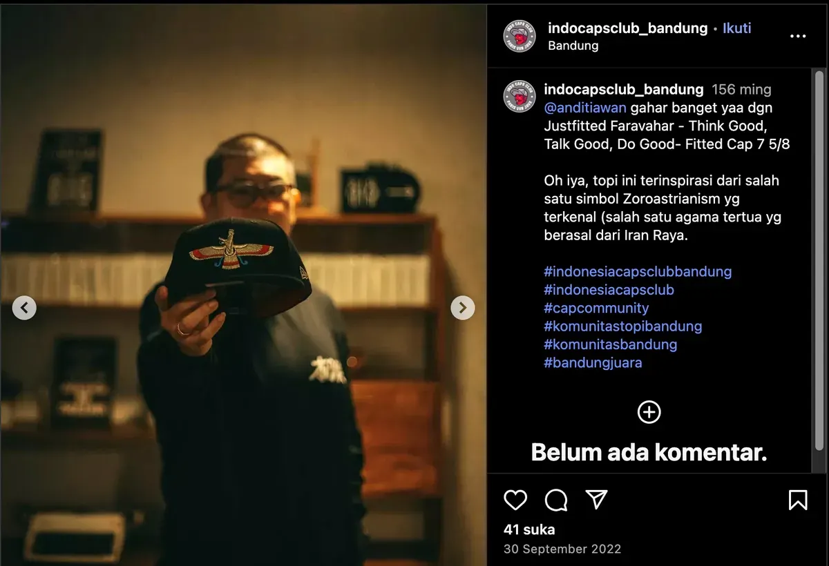 Unggahan Akun Instagram @indocapsclub_bandung (30/09/22) yang Menampilkan Topi dengan Lambang Faravahar (Sumber: https://www.instagram.com/p/CjHdSdQvV45/?igsh=b3ZzbWxxMGhub3o= | Foto: Arfi Pandu Dinata)
