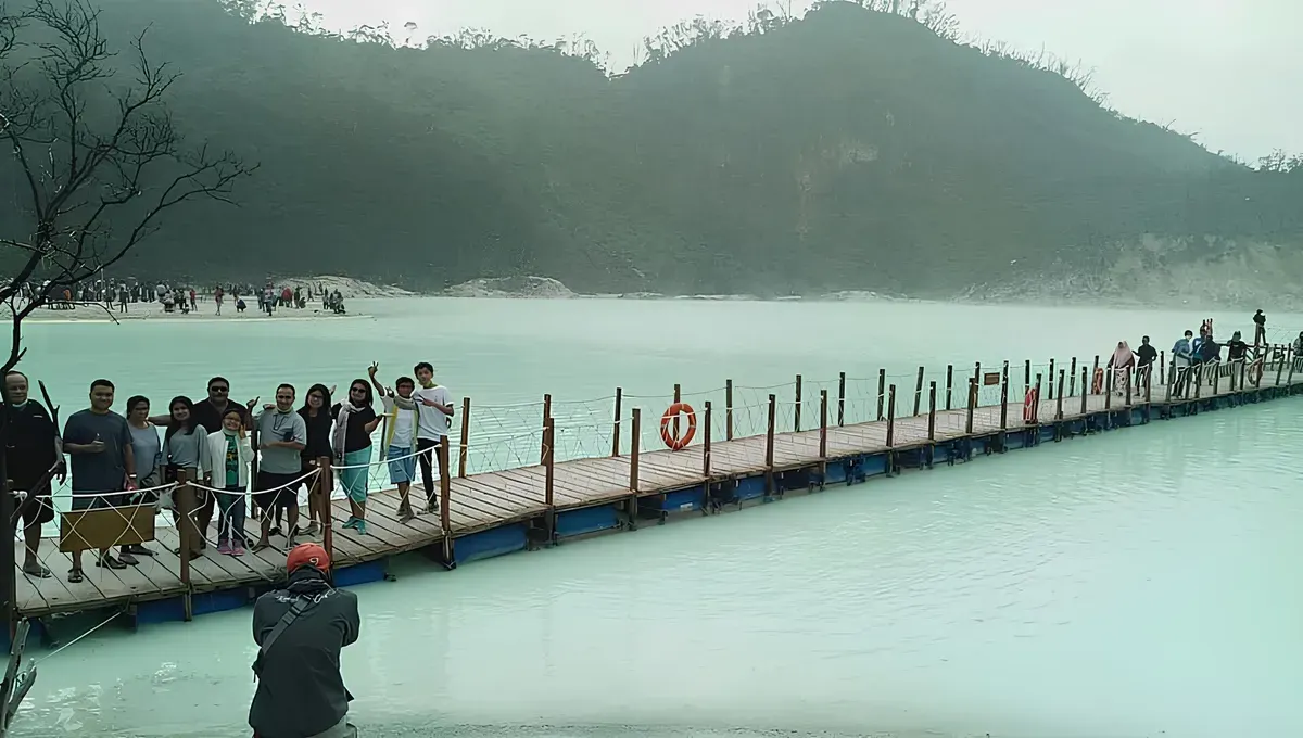 Wisata alam tak lagi hanya soal menikmati pemandangan, tapi juga tentang bagaimana pengunjung bisa terlibat secara emosional dan digital. (Sumber: Ayobandung.id | Foto: Eneng Reni Nuraisyah Jamil)