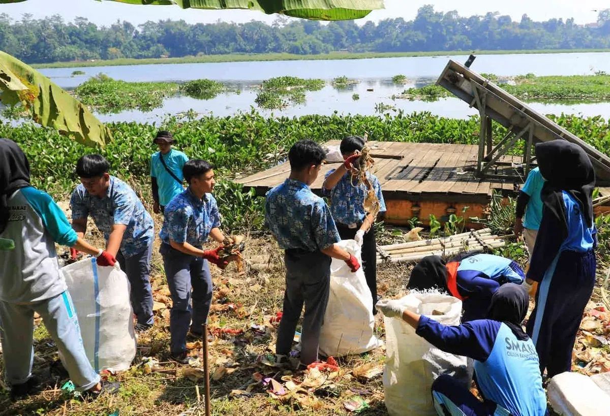 Sejumlah pelajar, warga dan pegiat lingkungan melakukan aksi bersih-bersih sungai Citarum pada Rabu 30 April 2025. (Sumber: Ayobandung.id | Foto: Irfan Al-Faritsi)