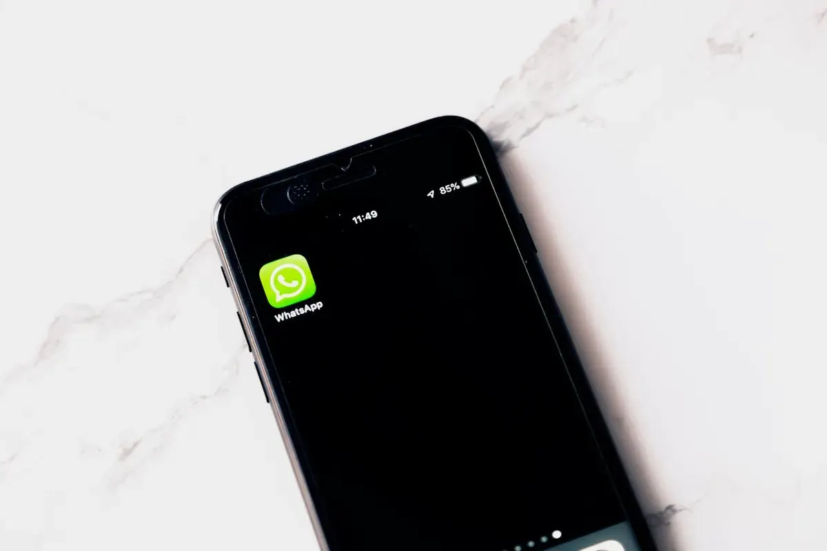 Blokir WhatsApp. Satu klik sederhana, dan seluruh akses komunikasi pun ditutup. (Sumber: Pexels/Image Hunter)