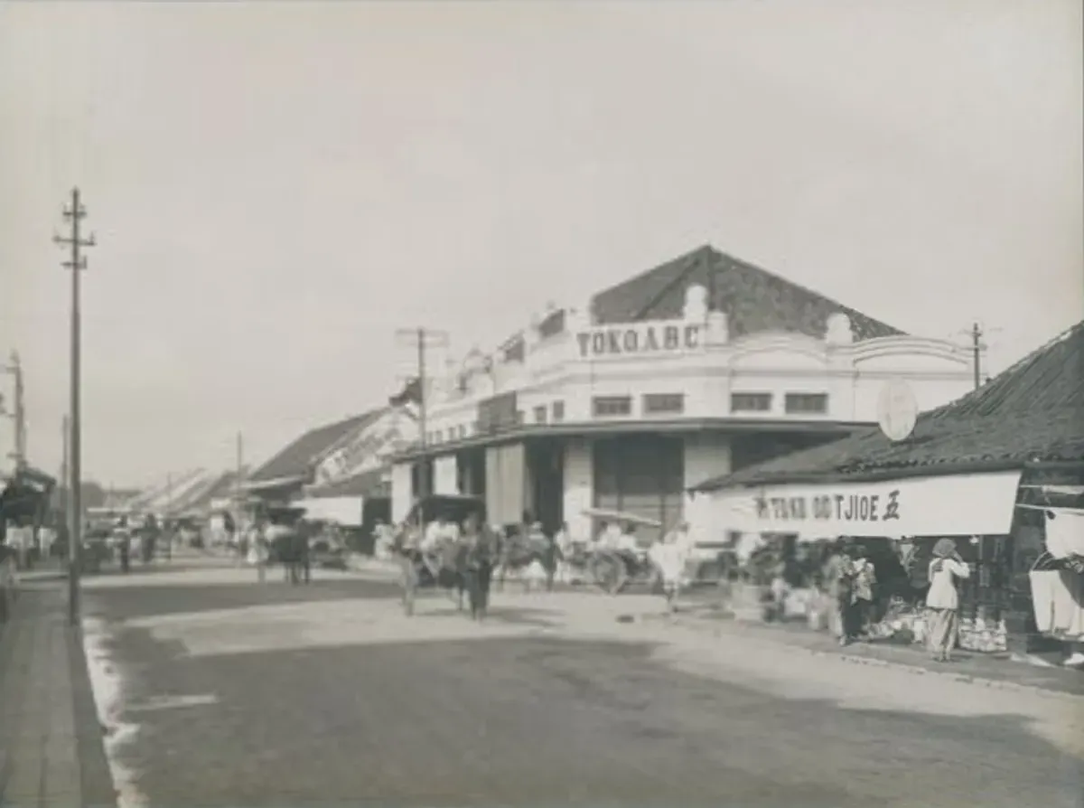 Toko ABC di sekitar Pasar Baru bandung tahun 1920-an. (Sumber: KITLV)