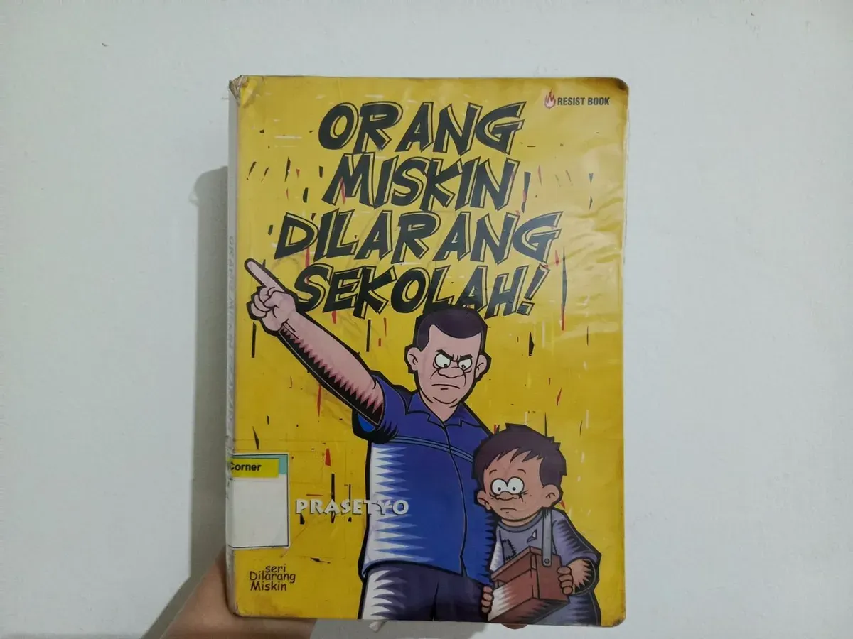 Buku Orang Miskin Dilarang Sekolah karya Eko Prasetyo Milik Perpustakaan Salman ITB (Sumber: Dokumentasi Penulis | Foto: Dias Ashari)