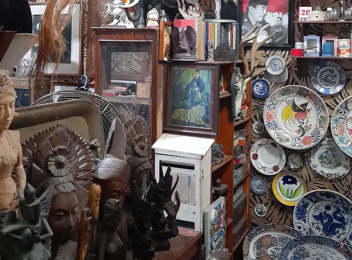 Pojok Barang-Barang Antik di Pasar Cikapundung, Kota Bandung (Sumber: Dokumentasi Pribadi | Foto: Arfi Pandu Dinata)