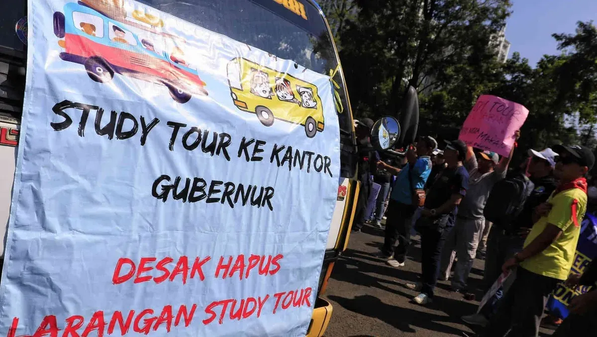 Pekerja Pariwisata Unjukrasa di Gedung Sate Tuntut Cabut Larangan Study Tour. (Sumber: Ayobandung.id | Foto: Irfan Al-Faritsi)