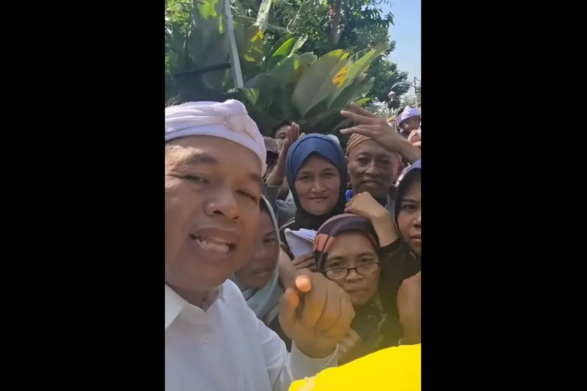 Masyarakat mengunjungi KDM untuk meminta bantuan dan menyampaikan keluhan. (Sumber: Tiktok | Kang Dedi Mulyadi)