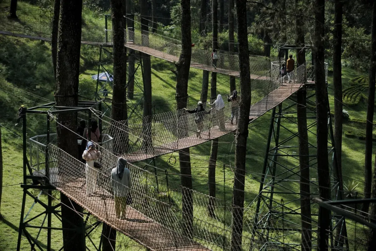 Ketika industri pariwisata bergerak cepat mengikuti selera pasar, bisnis wisata alam menghadapi tantangan tak kalah kompleks untuk tetap relevan tanpa kehilangan esensi. (Sumber: Ayobandung.id | Foto: Kavin Faza)