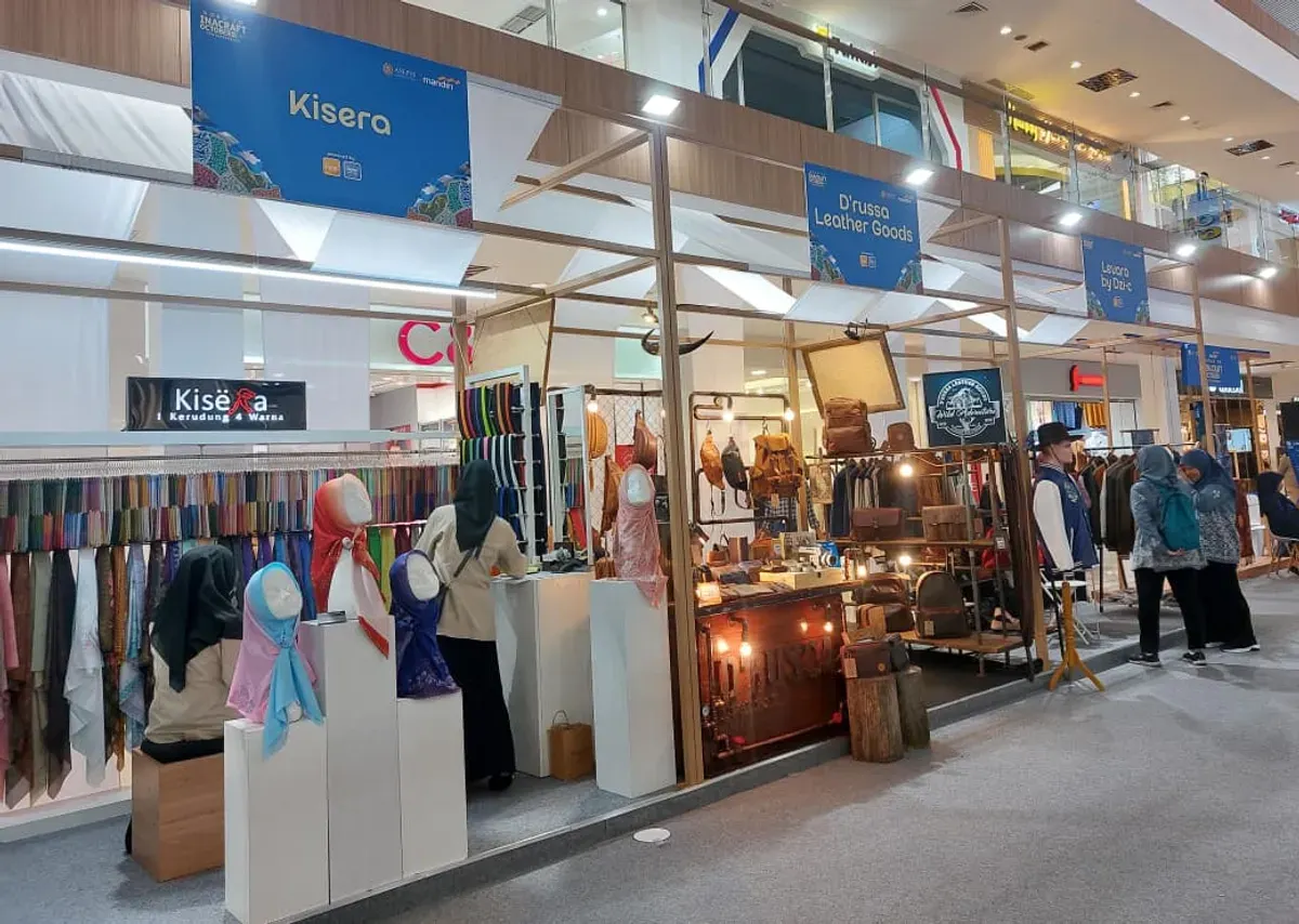 Bukan sekadar penggerak sektor informal, UMKM dan pelaku ekonomi kreatif adalah pionir inovasi, penjaga warisan budaya, dan pencipta lapangan kerja yang adaptif. (Sumber: Ayobandung.id | Foto: Eneng Reni Nuraisyah Jamil)