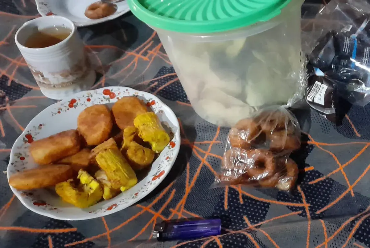 Camilan di Atas Karpet, Ketika Orang Sunda Kumpul dan Ngobrol (Sumber: Dokumentasi Pribadi | Foto: Arfi Pandu Dinata)