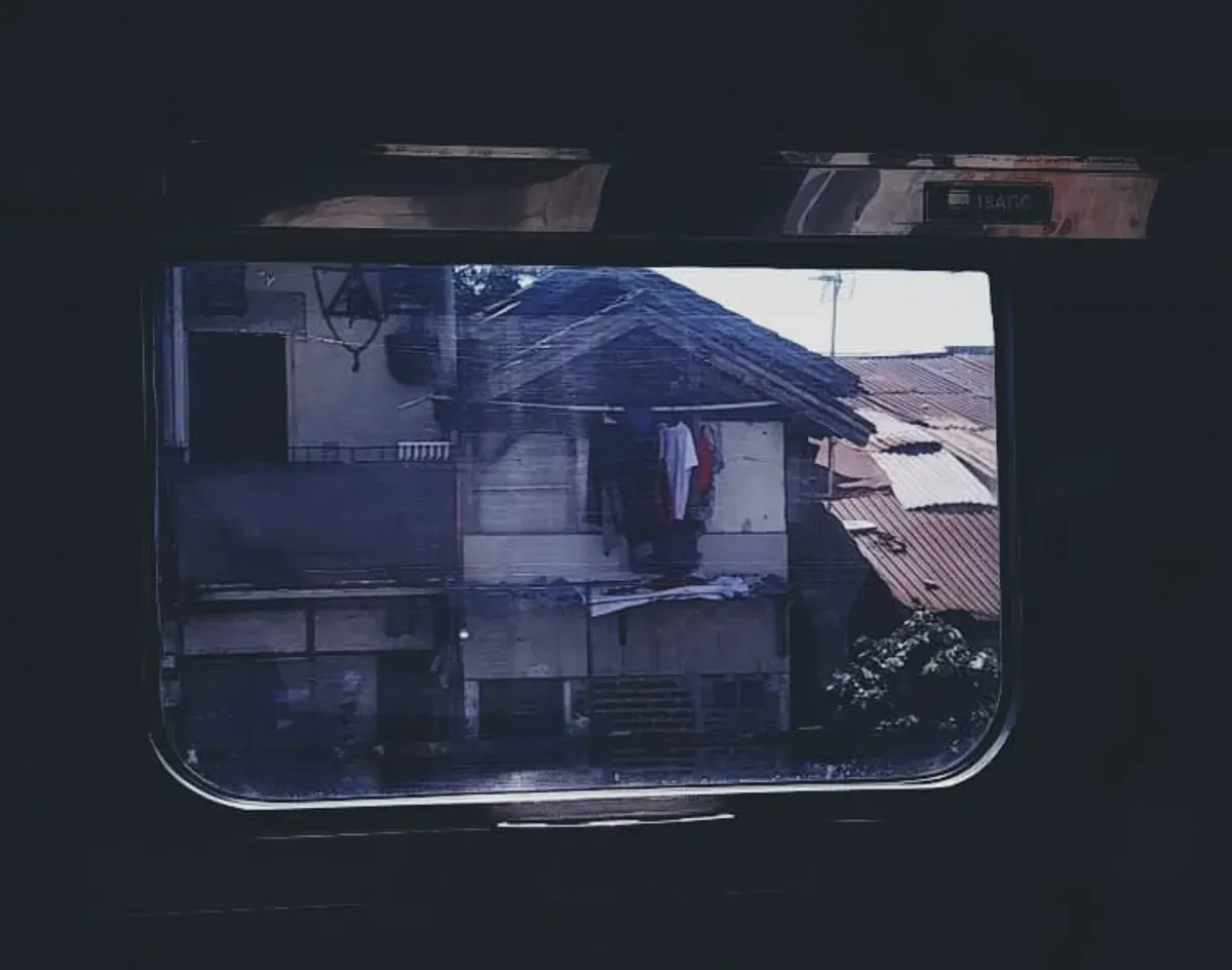 Pemandangan Rumah Rakyat dari Balik Jendela Kereta Lokal Bandung (Sumber: Dokumentasi Pribadi | Foto: Arfi Pandu Dinata)