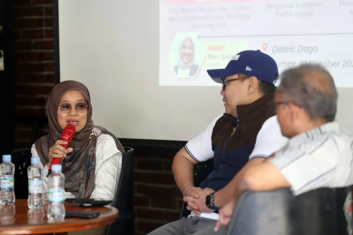 Diskusi bertajuk “Setahun Pemerintahan Baru, Bagaimana Kemandirian Energi Nasional?” yang diselenggarakan oleh Ikatan Wartawan Ekonomi Bisnis (IWEB) di Bandung, Jumat (10/10/2025). (Sumber: dok. IWEB)