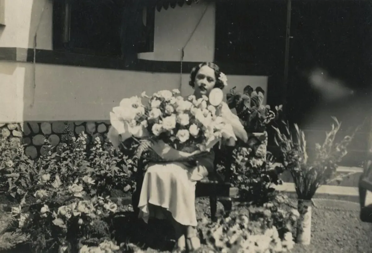 Mojang Belanda di Bandung tahun 1900-an. (Sumber: KITLV)