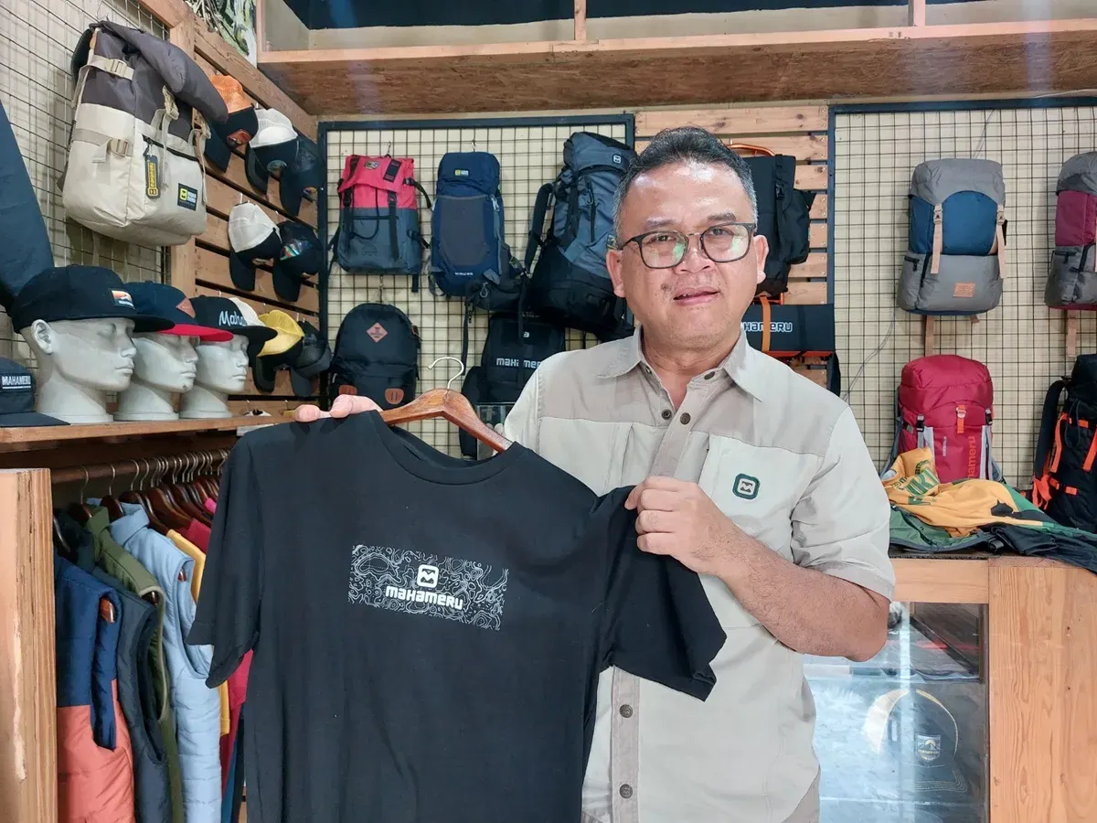 Muchammad Thofan atau akrab disapa Opey telah menorehkan jejak panjang sebagai founder sekaligus owner dua brand yang kini menjadi ikon yakni Skaters dan Mahameru. (Sumber: Ayobandung.id | Foto: Eneng Reni Nuraisyah Jamil)