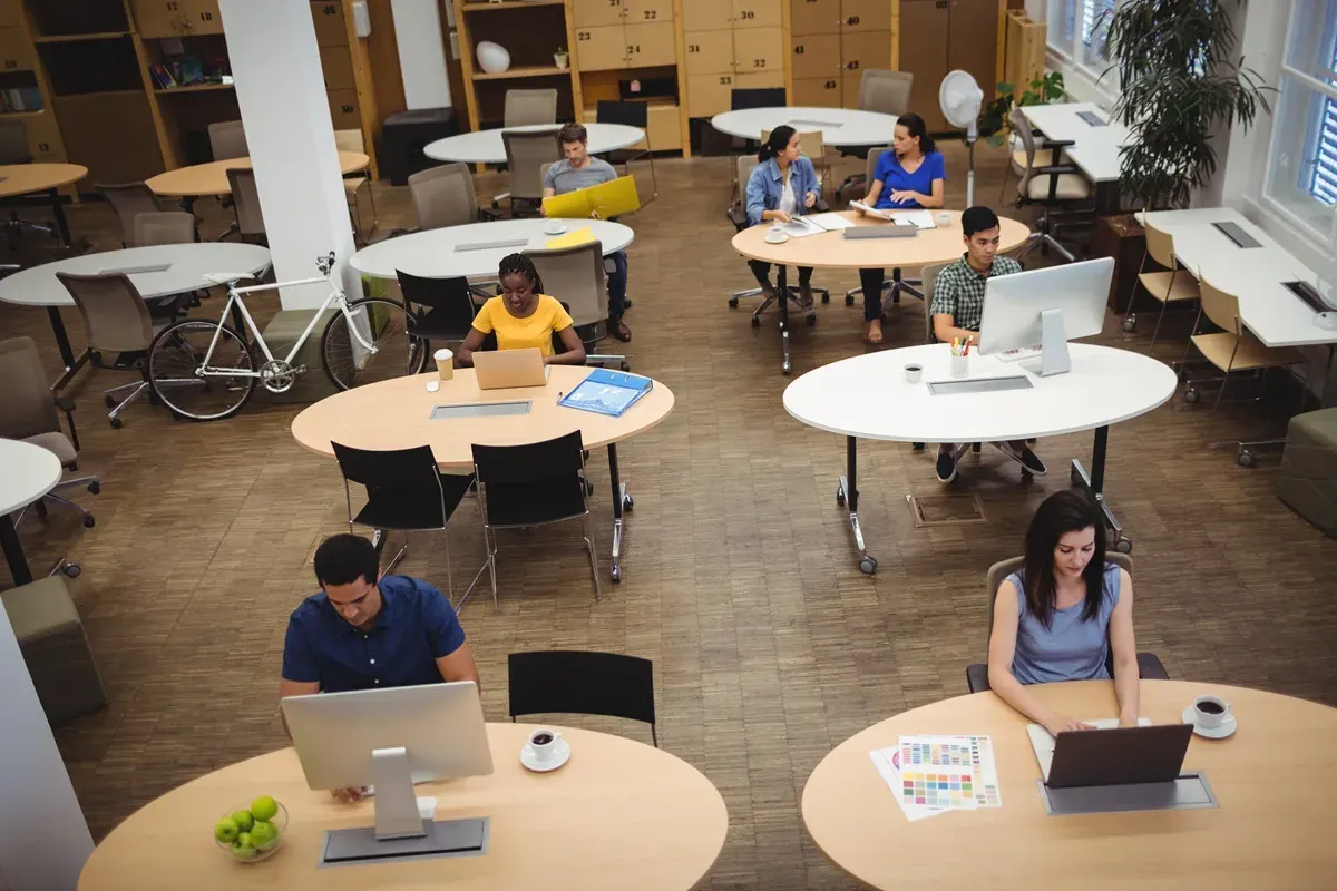 Transformasi cara kerja masyarakat urban mendorong ekosistem co-working space sebagai ruang kerja bersama yang menawarkan fleksibilitas, efisiensi, dan atmosfer kolaboratif. (Foto: Freepik)