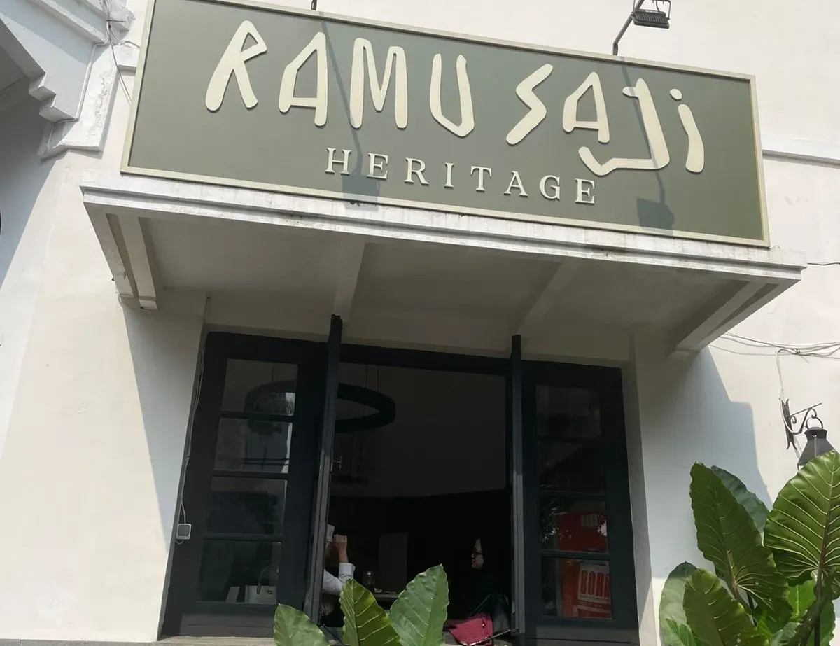 Bukan sekadar menu, nasi kuning di Ramu Saji Heritage adalah medium rasa yang membawa pengunjung pulang ke kenangan masa kecil. (Sumber: Ayobandung.id | Foto: Eneng Reni Nuraisyah Jamil)
