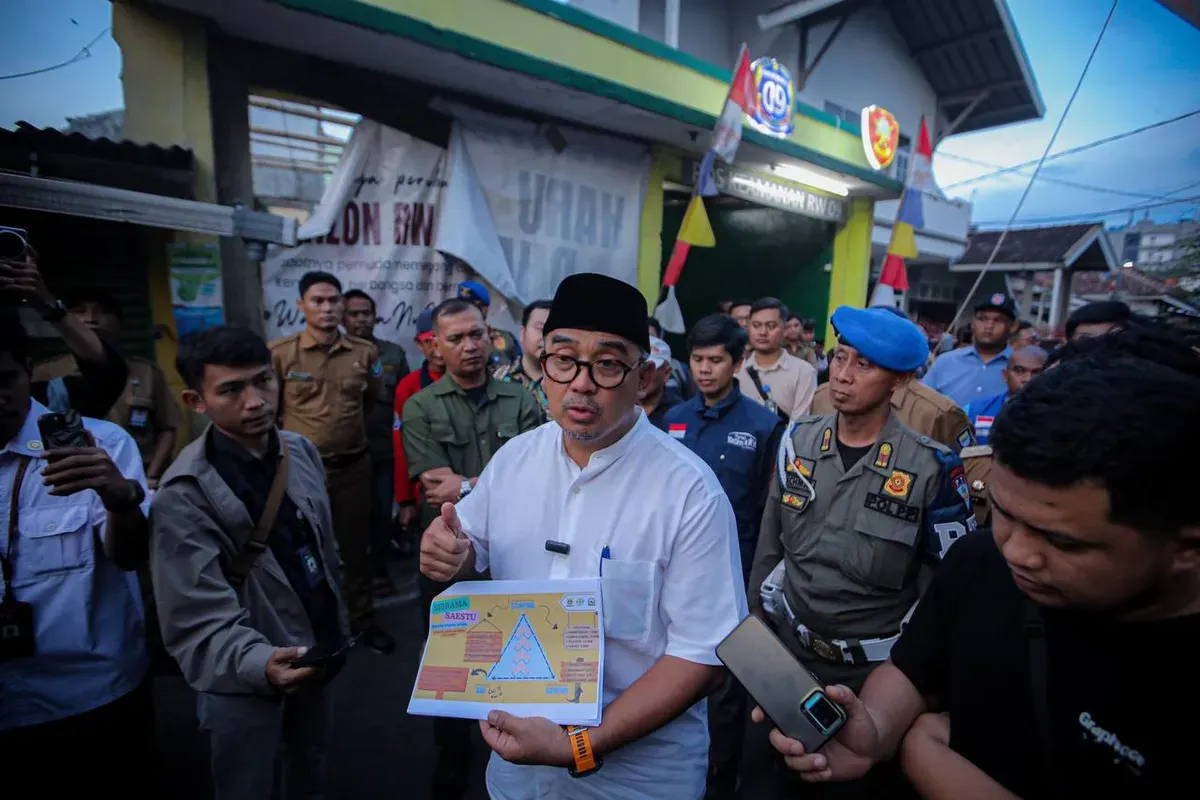 Walikota Bandung Muhammad Farhan mengunjungi Kelurahan Pelindung Hewan yang 62 warganya positif TBC.
