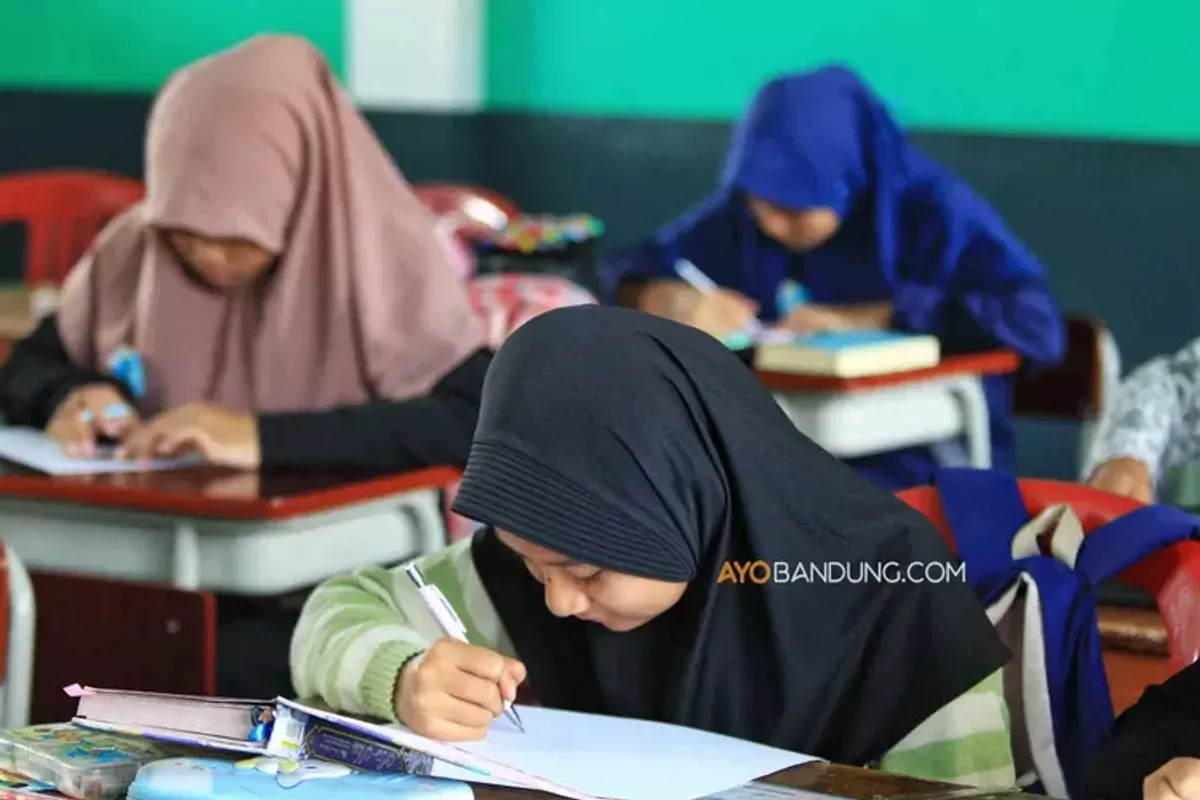 Lomba cerdas cermat, pidato, mewarnai, kaligrafi dan fashion show, dalam rangka memperingati Hari Santri Nasional 2024 yang mengambil tema Menyambung Juang Merengkuh Masa Depan. (Sumber: ayobandung.com | Foto: Irfan Al-Faritsi)