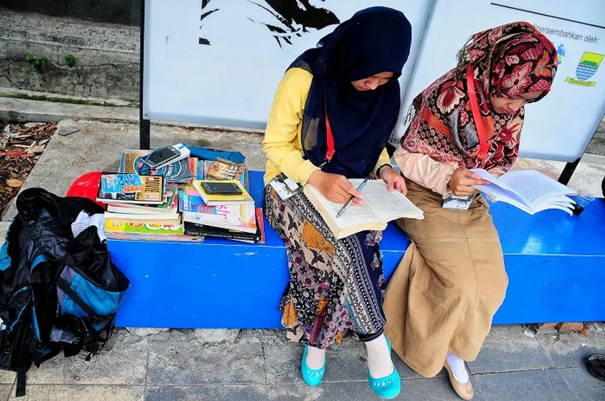 Komunitas Rindu Menanti percaya bahwa halte bukan sekadar tempat menunggu bus, melainkan simpul penting dalam sistem mobilitas kota. (Sumber: Ayobandung.id)