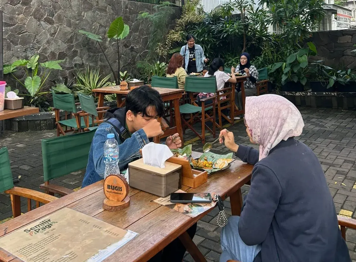 Dari nasi kuning hingga urap segar, sajian warisan nenek moyang kini tampil sebagai menu utama di berbagai resto dan kafe, bukan sekadar pelengkap. (Sumber: Ayobandung.id | Foto: Eneng Reni Nuraisyah Jamil)
