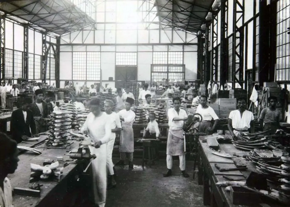 Para buruh sedang bekerja di Artillerie Constructie Winkel (ACW), cikal bakal PT Pindad di Bandung. (Sumber: Tropenmuseum)