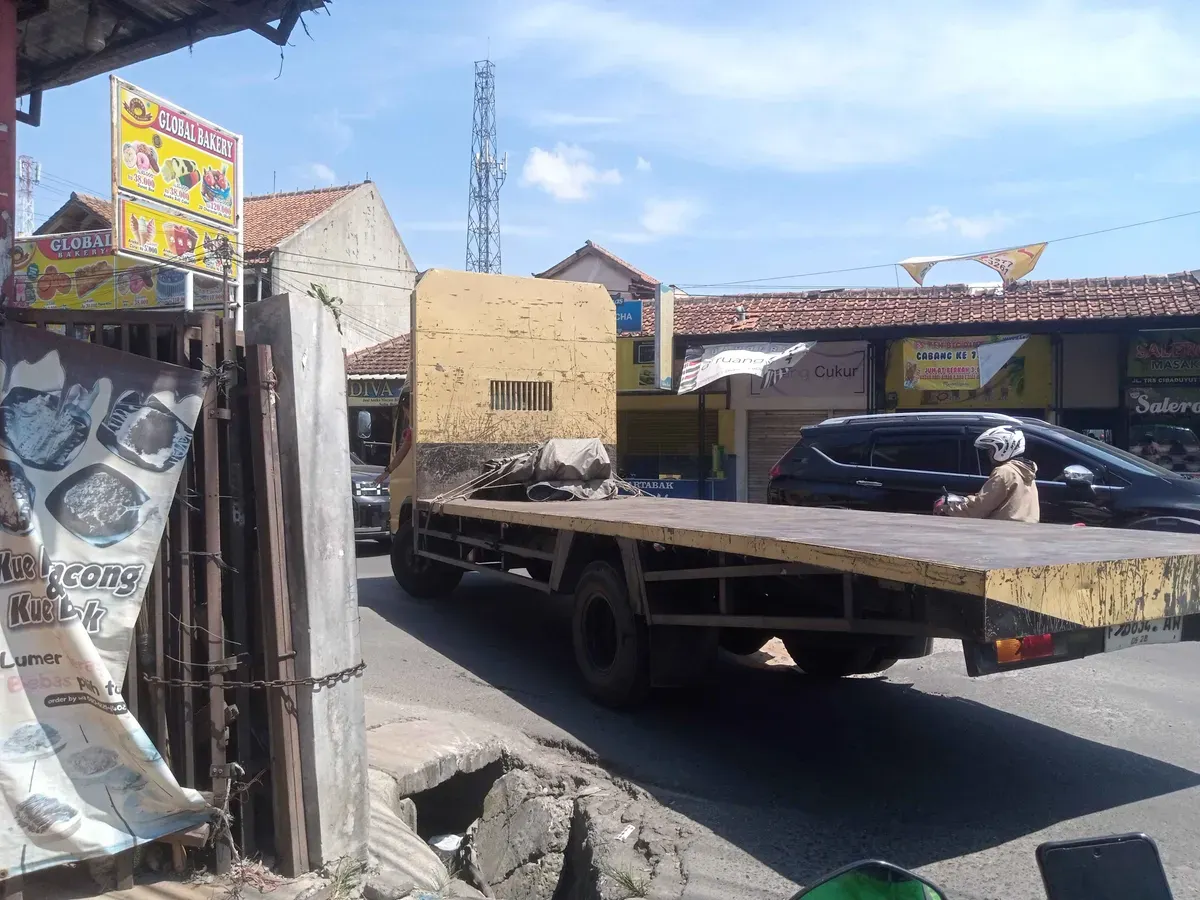 Jam Operasional Kendaraan besar seperti truk seringkali menjadi salah satu penyebab kemacetan di daerah kopo, cibaduyut dan cangkuang (Sumber: Dokumentasi Penulis | Foto: Dias Ashari)