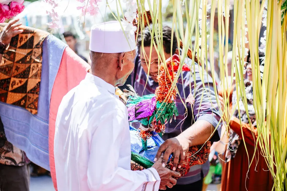 Setelah ’65 abangan dituding ateis, antek komunis, dan dibasmi habis. Namun begitu agama rakyat ini tidak pernah benar-benar hilang. (Sumber: Pexels/afiful huda)