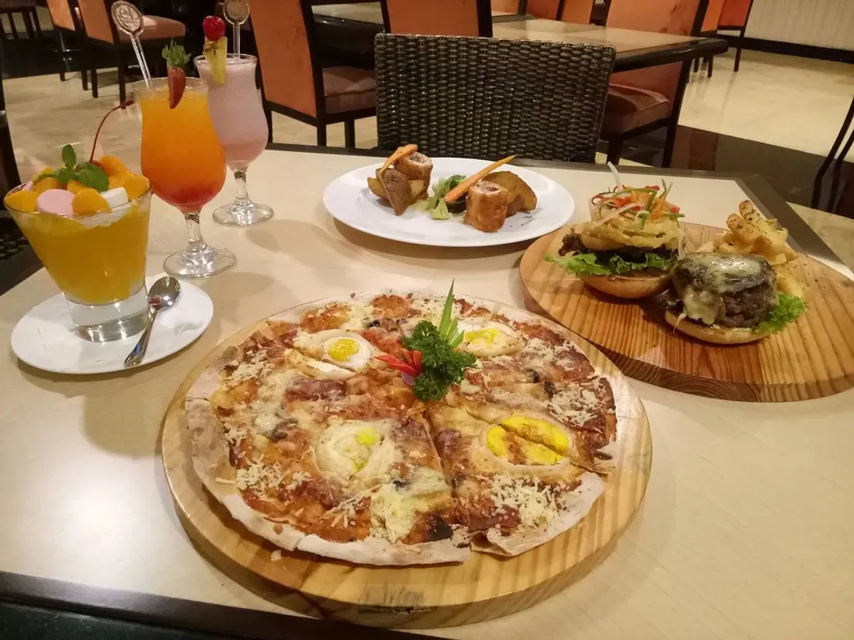 Mozzarella bukan sekadar bahan pelengkap, tapi telah menjelma menjadi ikon kuliner kekinian yang terus menggairahkan pasar makanan di Bandung. (Sumber: Ayobandung.id | Foto: Eneng Reni Nuraisyah Jamil)