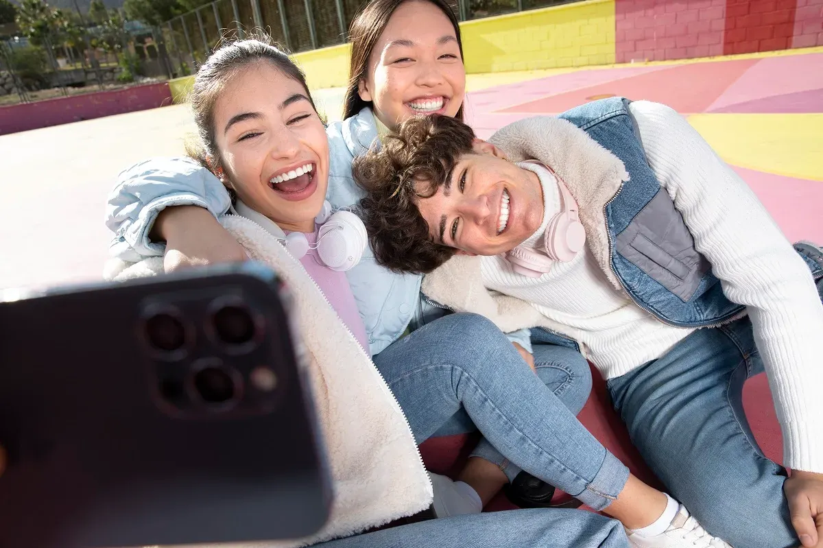 Generasi Z tumbuh dalam era digital yang serba cepat, di mana teknologi bukan sekadar alat bantu, melainkan bagian dari identitas dan cara hidup. (Foto: Freepik)