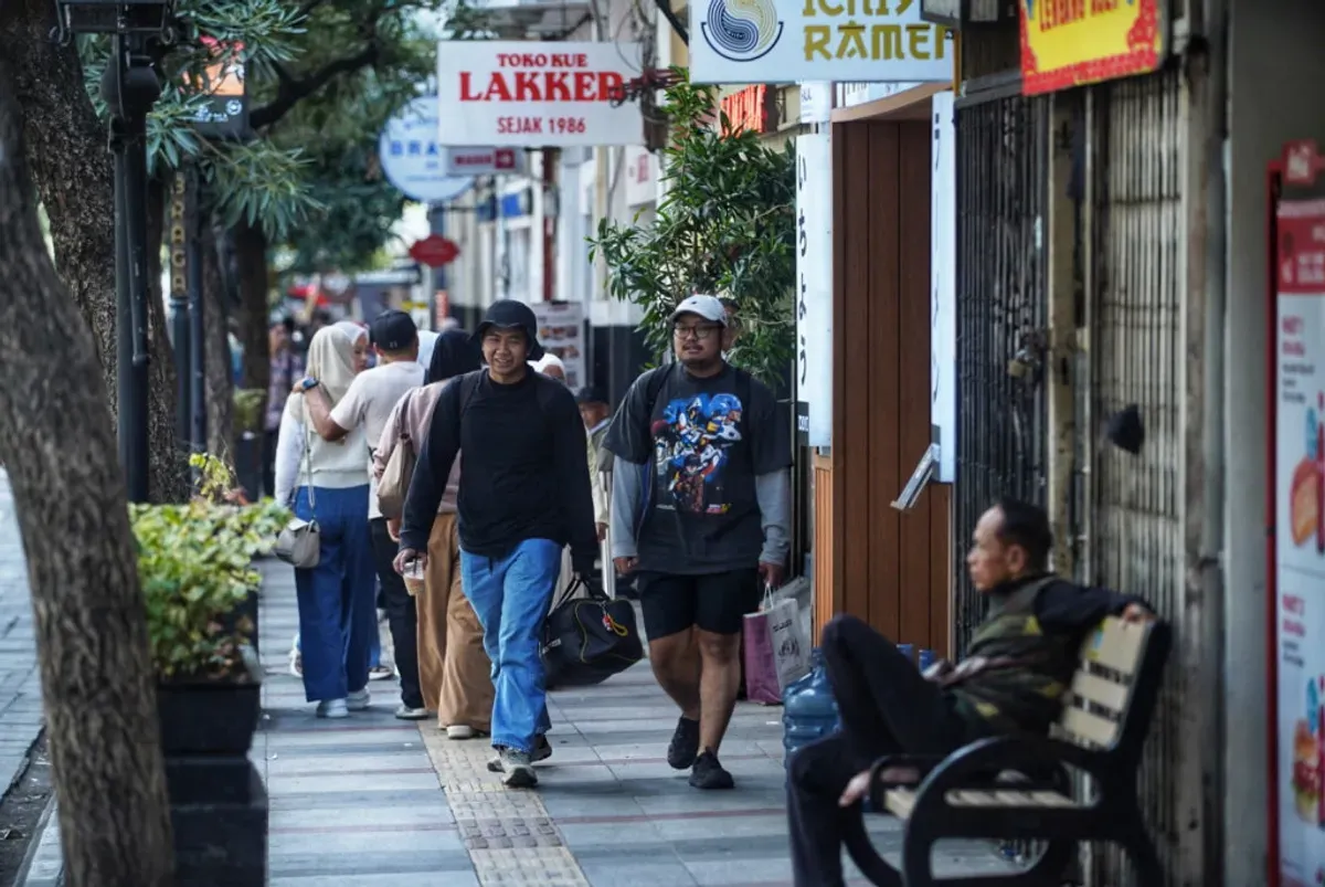 Kawasan legendaris Braga bukan sekadar jalan, melainkan lembaran sejarah yang hidup, menyatu dengan denyut nadi modernitas kota. (Sumber: Ayobandung.id | Foto: Kavin Faza)