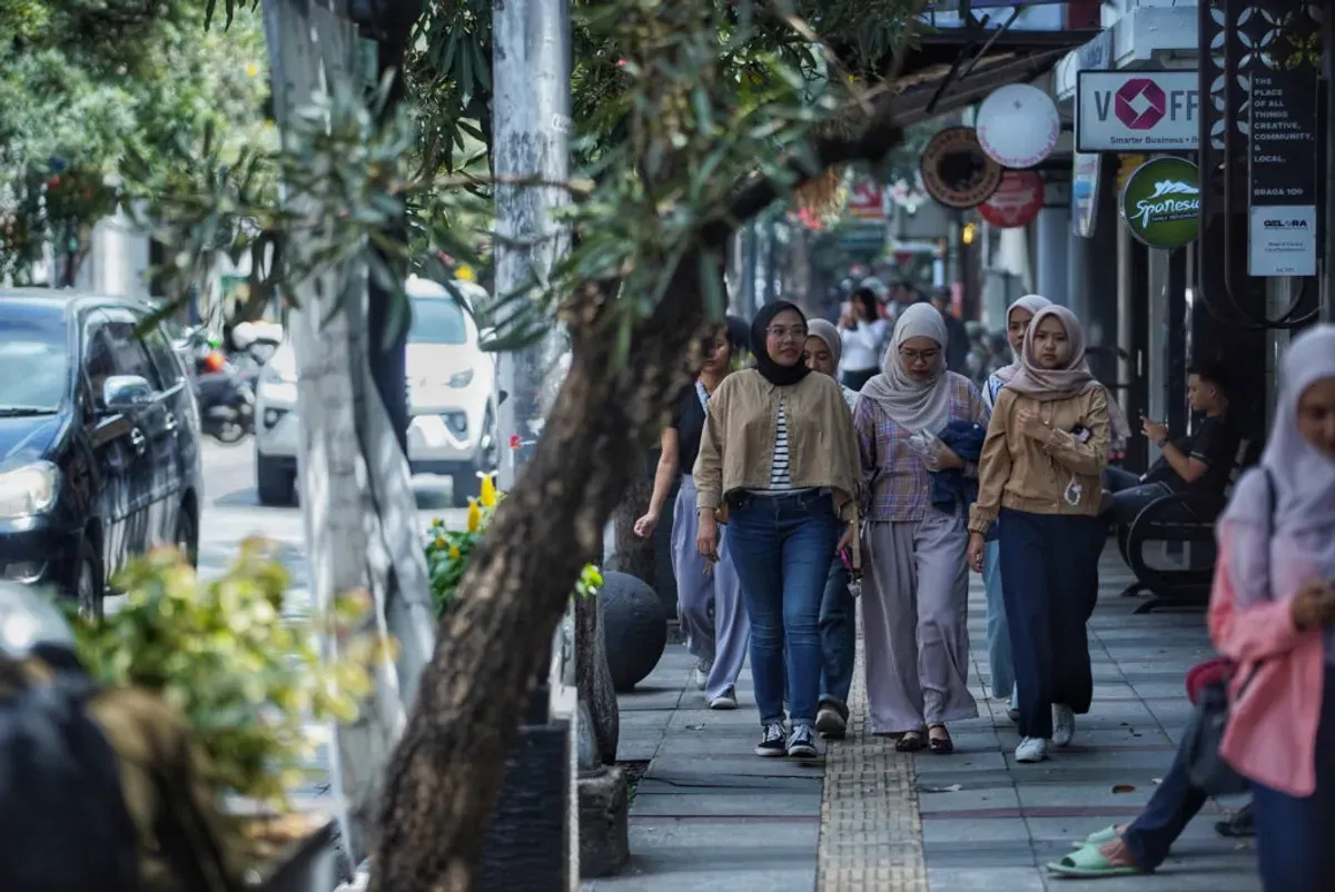 Kawasan legendaris Braga bukan sekadar jalan, melainkan lembaran sejarah yang hidup, menyatu dengan denyut nadi modernitas kota. (Sumber: Ayobandung.id | Foto: Kavin Faza)