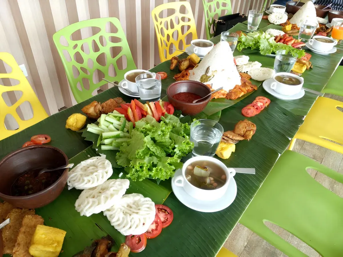 Balakecrakan, tradisi makan bersama yang dilakukan dengan cara lesehan, menyantap hidangan di atas daun pisang, dan berbagi tawa dalam satu hamparan rasa. (Sumber: Ayobandung.id | Foto: Eneng Reni Nuraisyah Jamil)