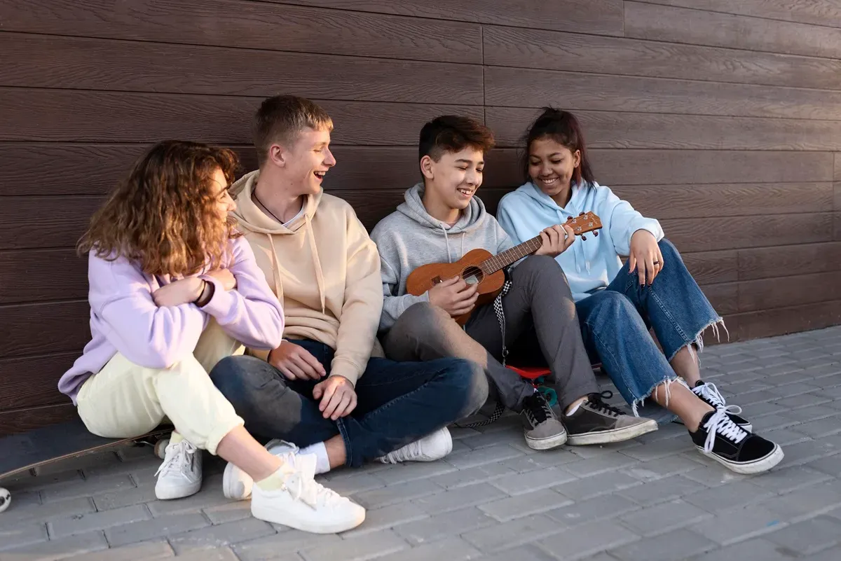 Gen Z tidak hanya menjadi konsumen musik, tetapi juga kurator, kreator, dan penggerak tren. Fenomena ini menandai pergeseran besar dalam cara musik diproduksi, didistribusikan, dan dinikmati. (Sumber: Freepik)