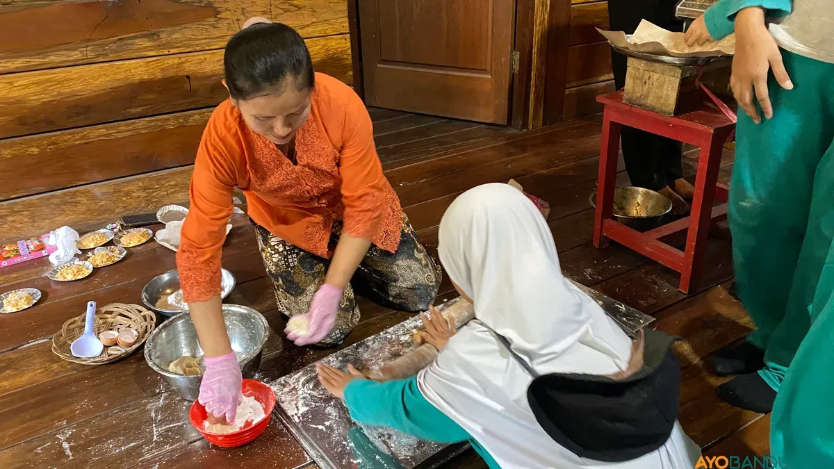 Neneng Suminar memperlihatkan cara membuat spageti dari mikong (mi singkong). (Sumber: ayobandung.id | Foto: Ikbal Tawakal)