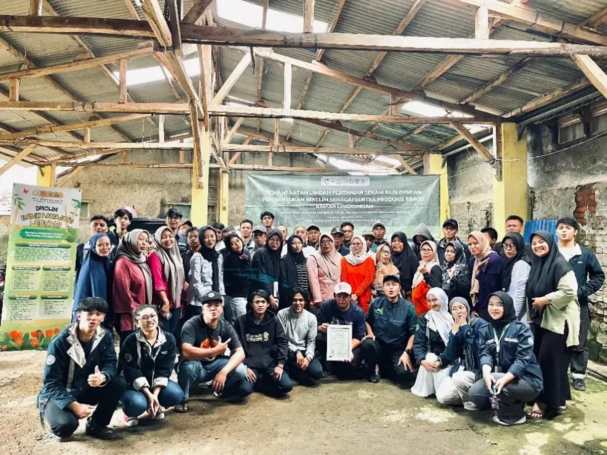 Mahasiswa Polman Bandung secara resmi mengukuhkan berdirinya komunitas pengolah limbah "BRICLIM" (Briket Untuk Iklim). (Sumber: Dokumentasi Penulis)