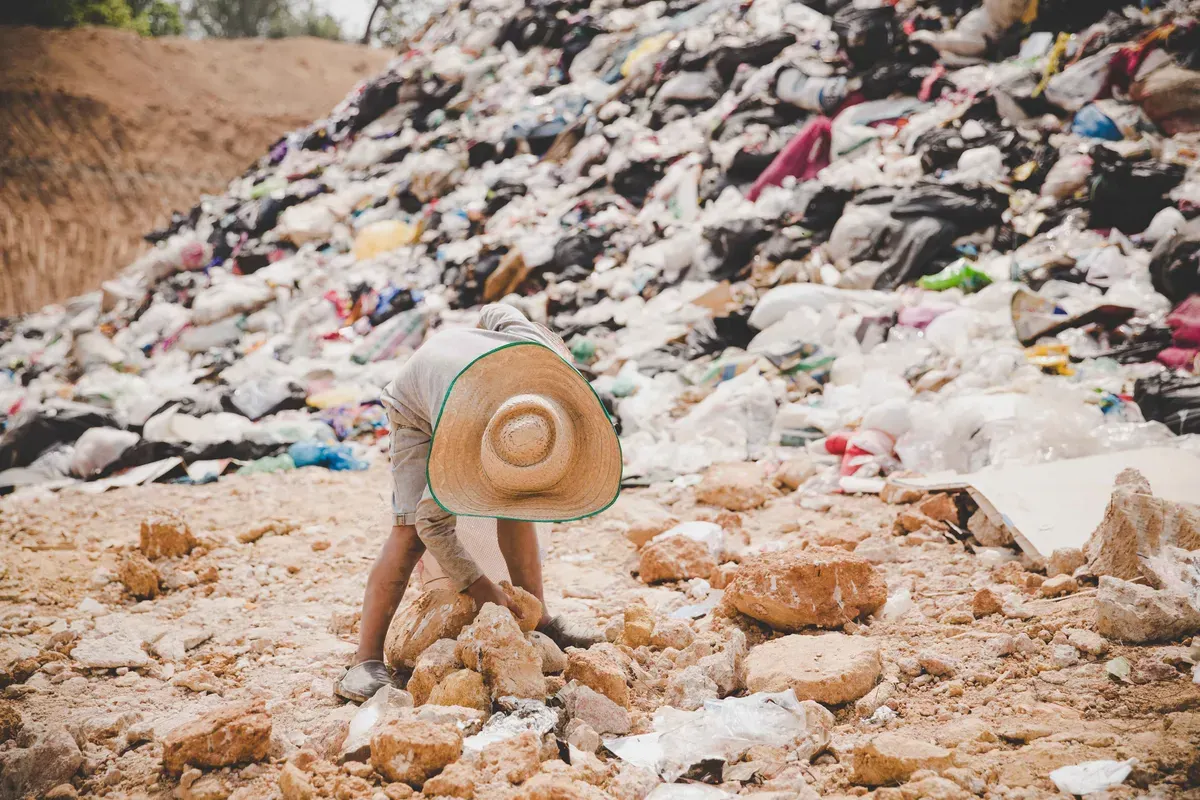 Ilustrasi Lautan Sampah Styrofoam (Sumber: Freepik)