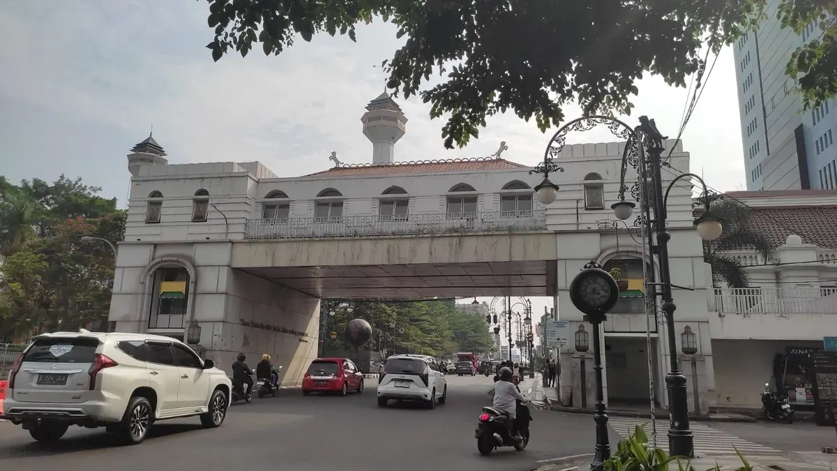 Jembatan ikonik Jalan Asia Afrika. (Sumber: Ayobandung.com | Foto: Magang Foto/Ilham Ahmad Nazar)