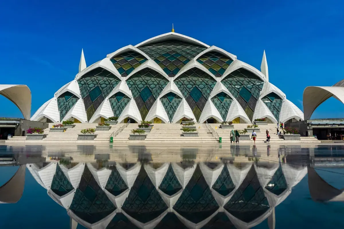 Masjid Al-Jabar di Kota Bandung. (Sumber: Pexels/Andry Sasongko)