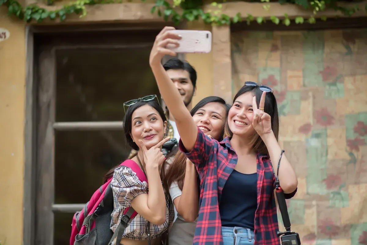 Gen Z menawarkan pendekatan baru dalam menikmati perjalanan. Tak sekadar melancong, tapi juga membangun identitas digital melalui setiap langkah kaki dan jepretan kamera. (Foto: Freepik)
