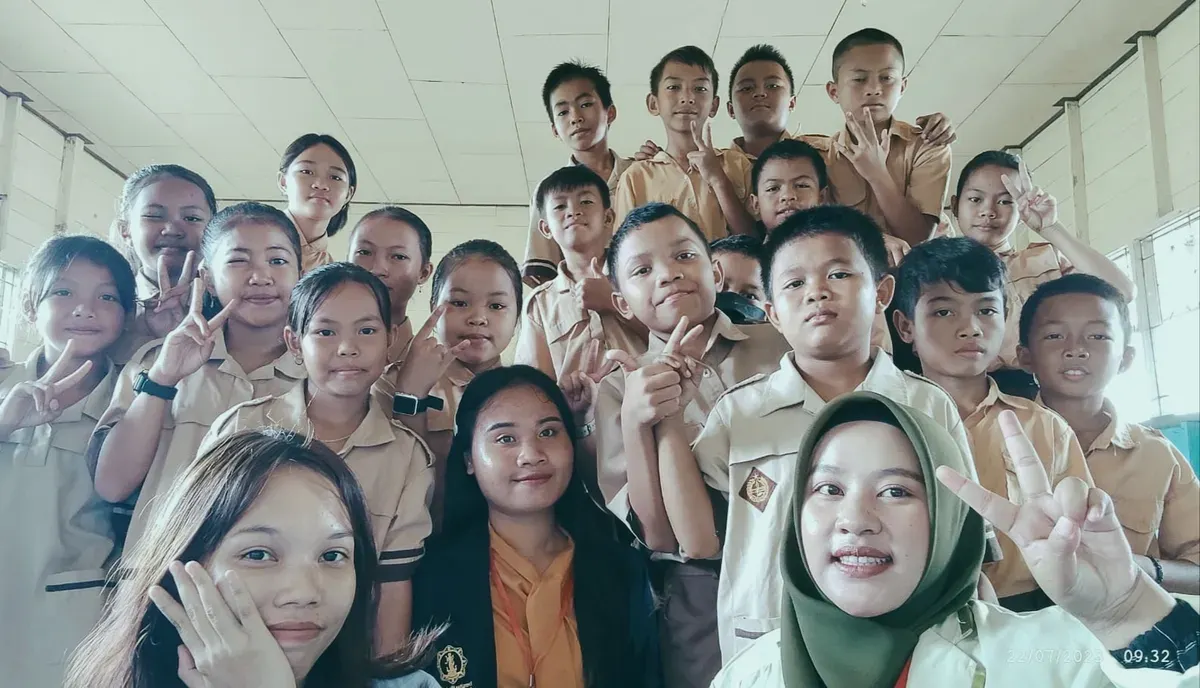 Foto mengajar di SD Tewang Kadamba, Kalteng. (Foto: Eka)