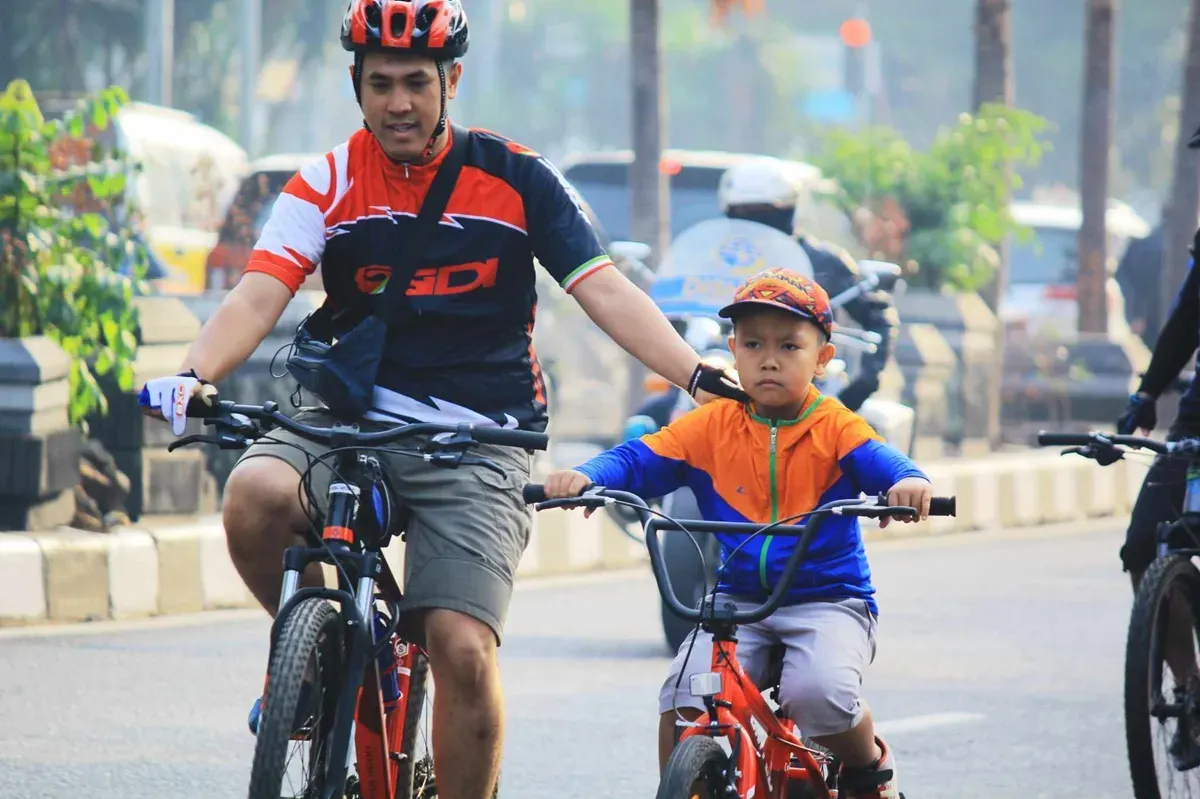Hiruk pikuk lalu lintas di Kota Bandung tak lagi hanya didominasi oleh deru mesin mobil dan motor. Kini, sepeda turut meramaikan jalanan, menjadi simbol baru gaya hidup sehat. (Sumber: Ayobandung.id)